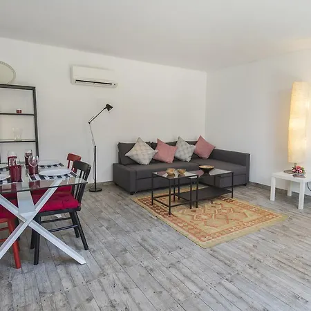 Lovelystay - Artsy Real