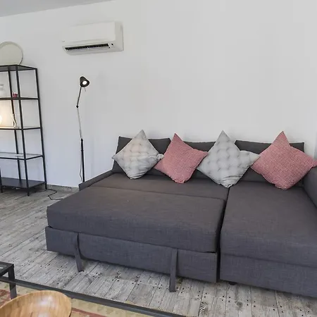 Lovelystay - Artsy Real